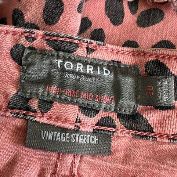 Torrid #FeelTheFit Vintage Stretch pink leopard cut off shorts - Picture 3 of 4